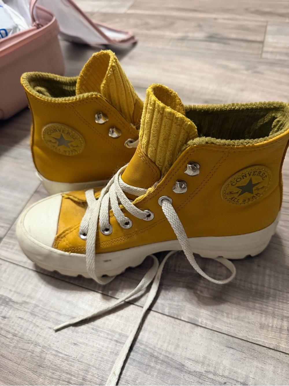 Women’s (unisex) converse size 6